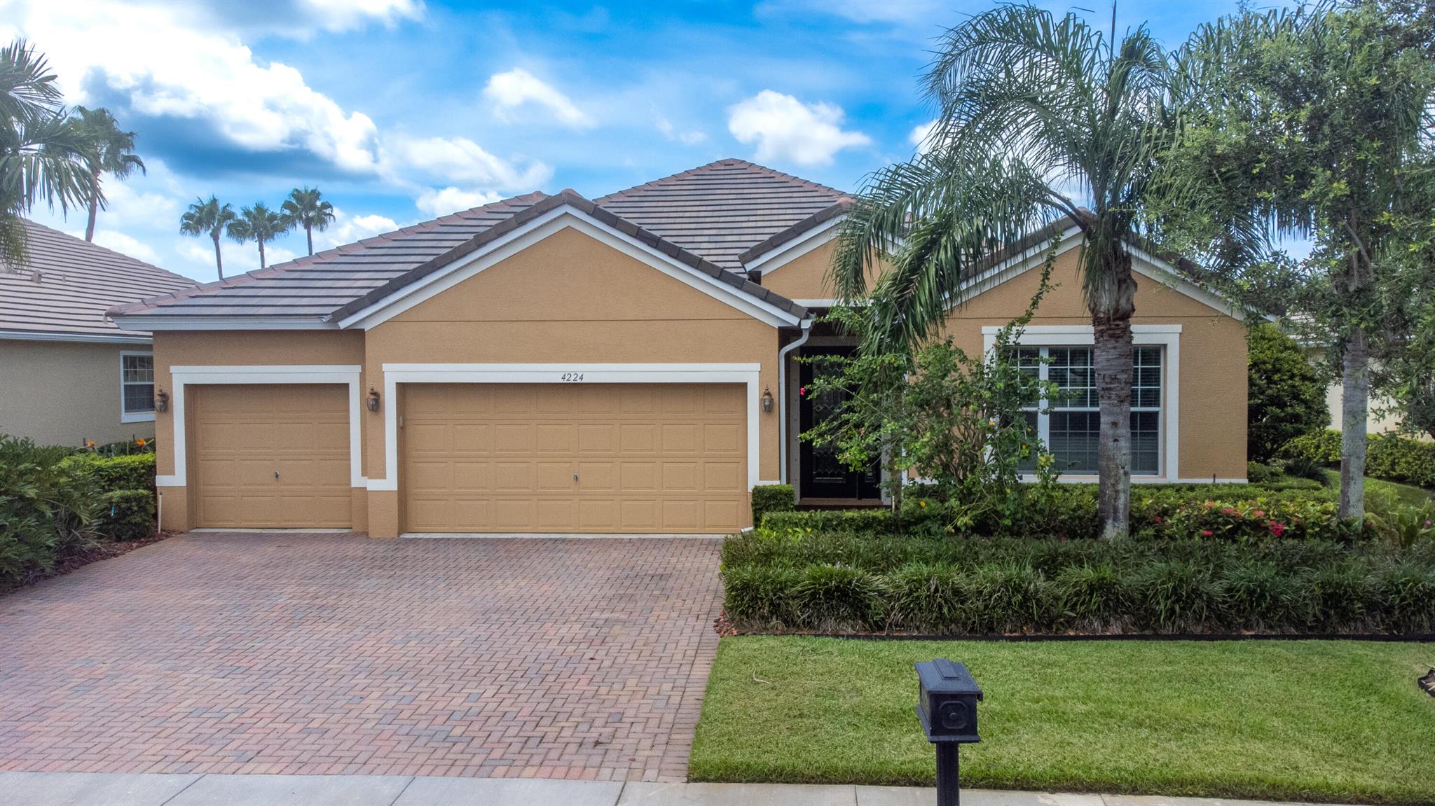 4224 Diamond Square