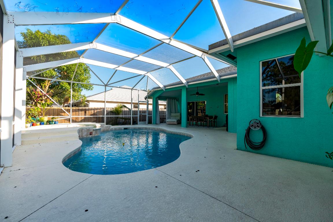 425 SW Dahled Avenue