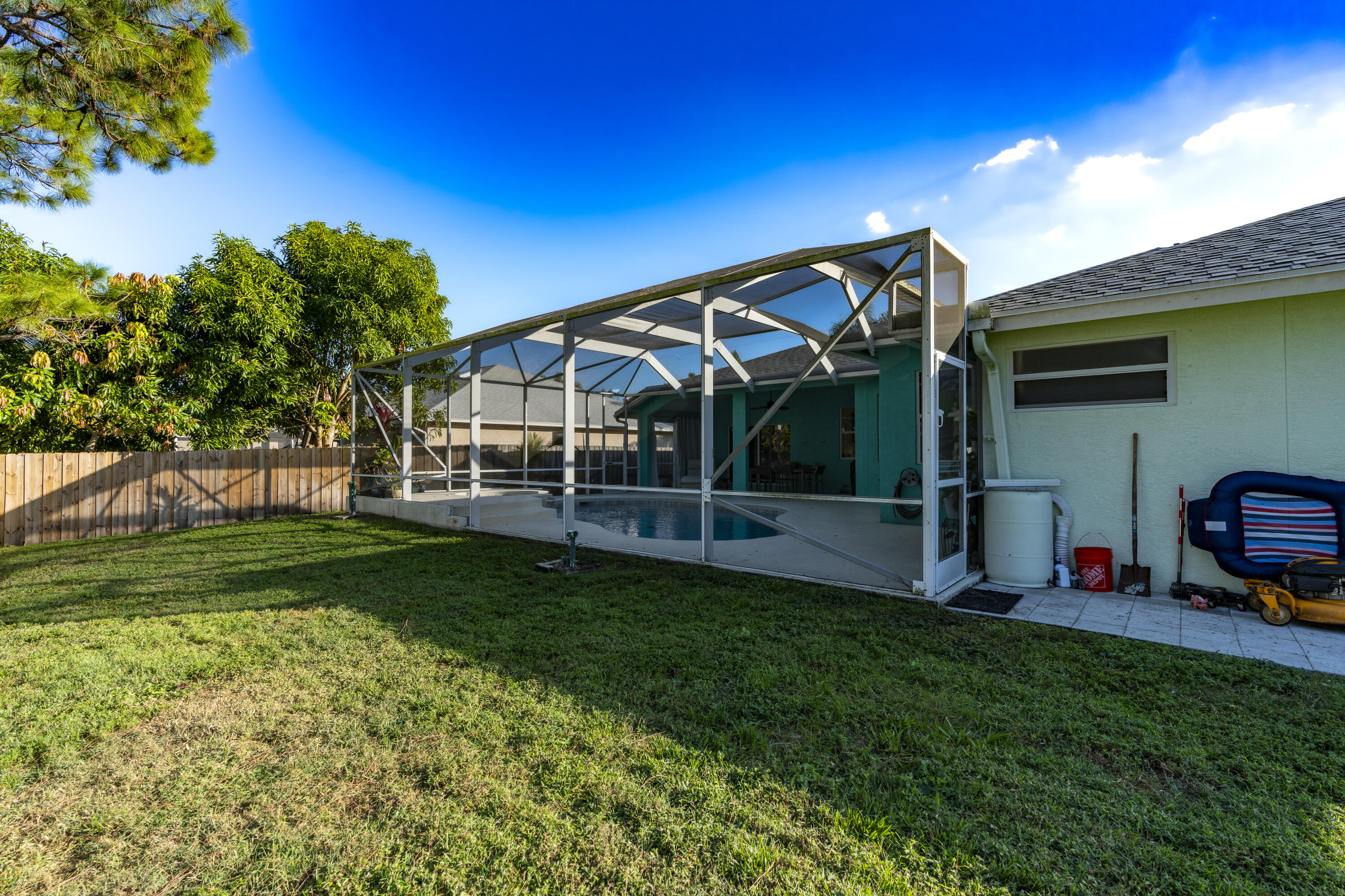 425 SW Dahled Avenue