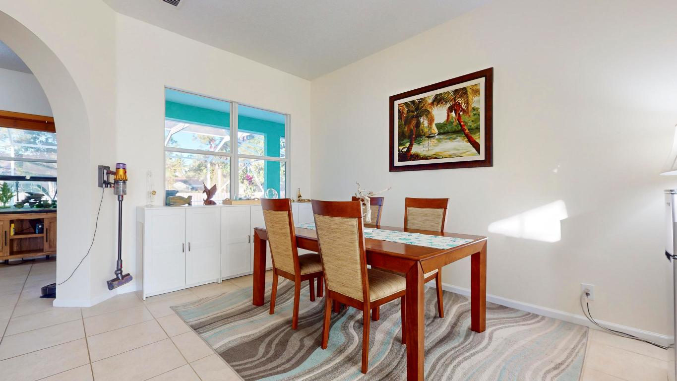 425 SW Dahled Avenue