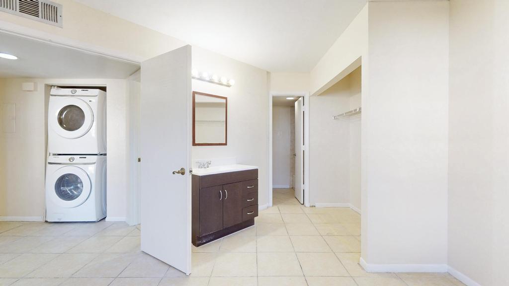 1530 SE Royal Green Circle N105