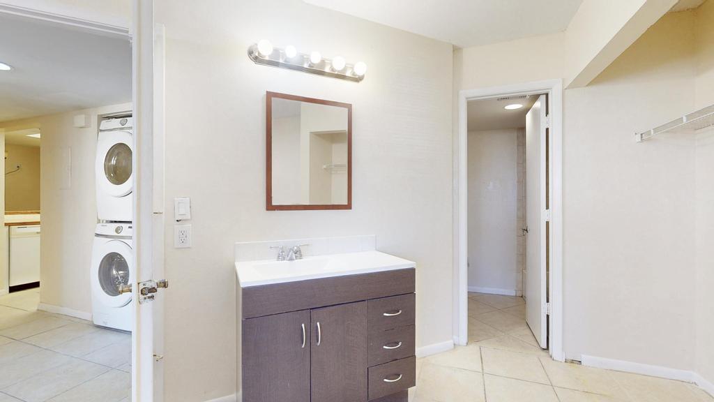 1530 SE Royal Green Circle N105