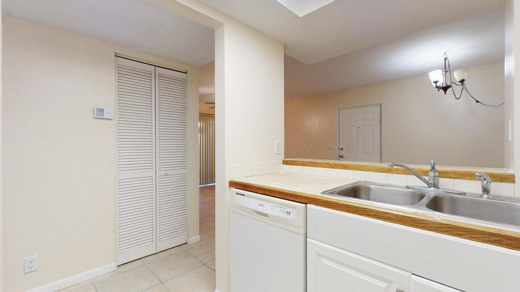 1530 SE Royal Green Circle N105