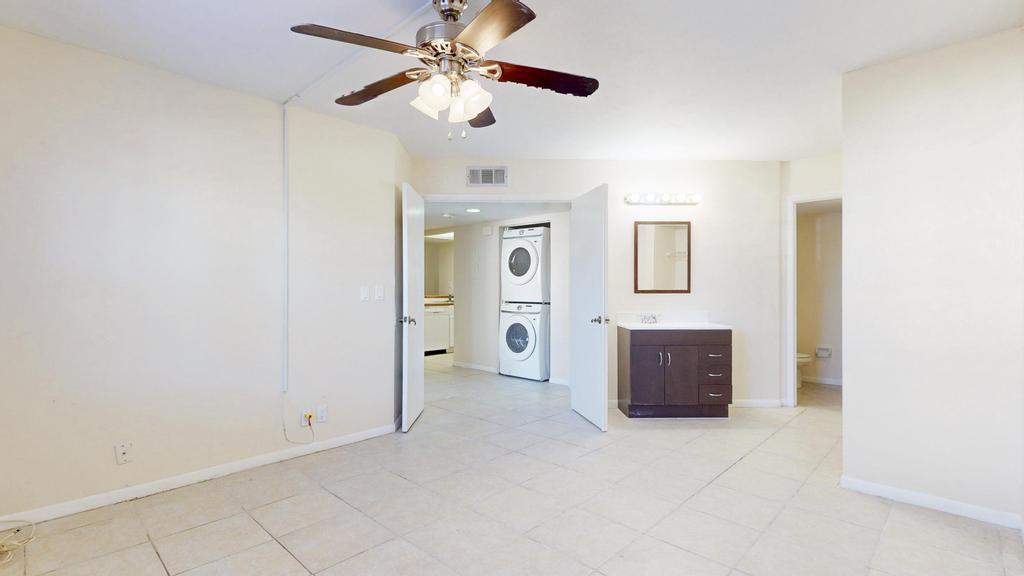 1530 SE Royal Green Circle N105