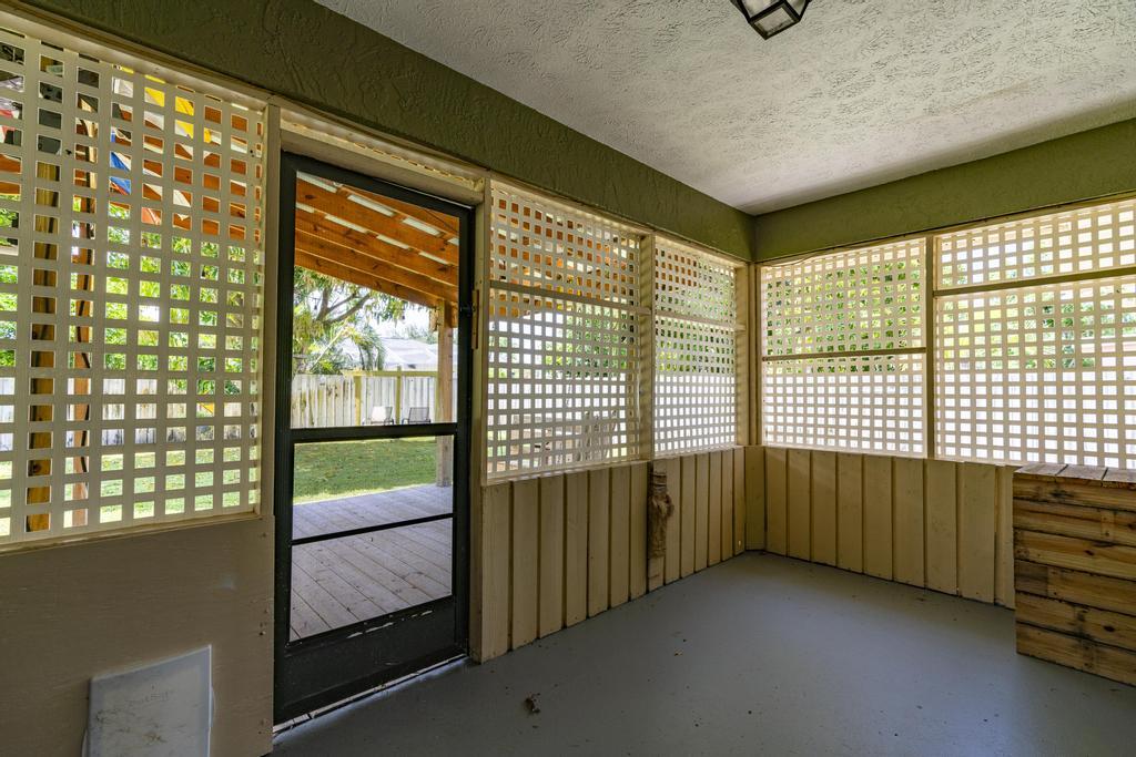 2569 SE Grand Drive