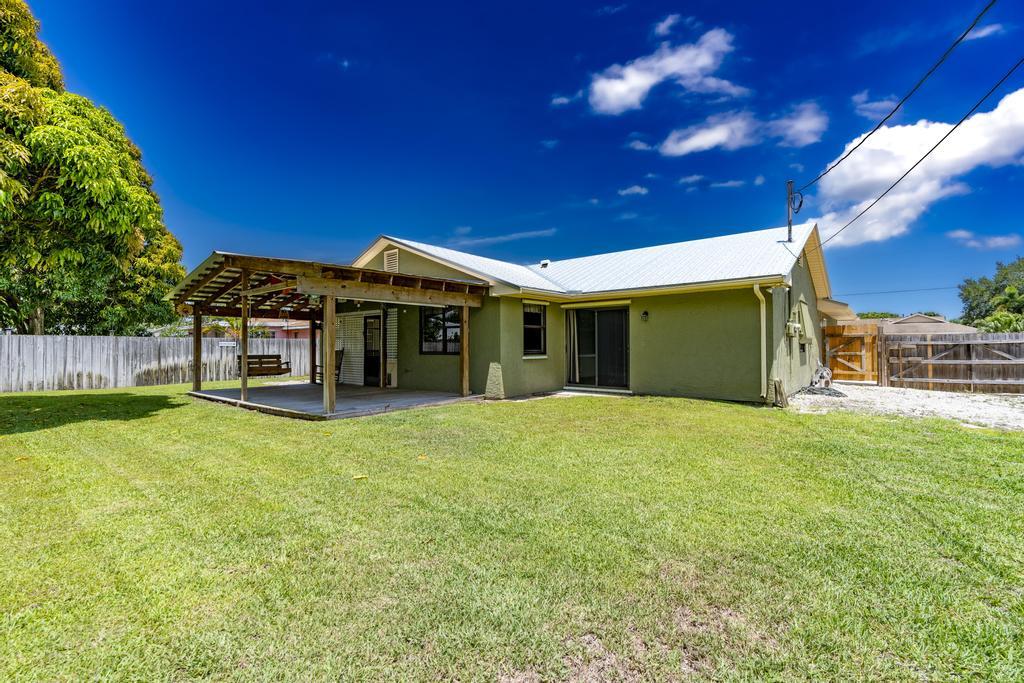 2569 SE Grand Drive