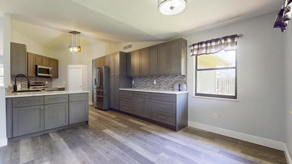 2569 SE Grand Drive