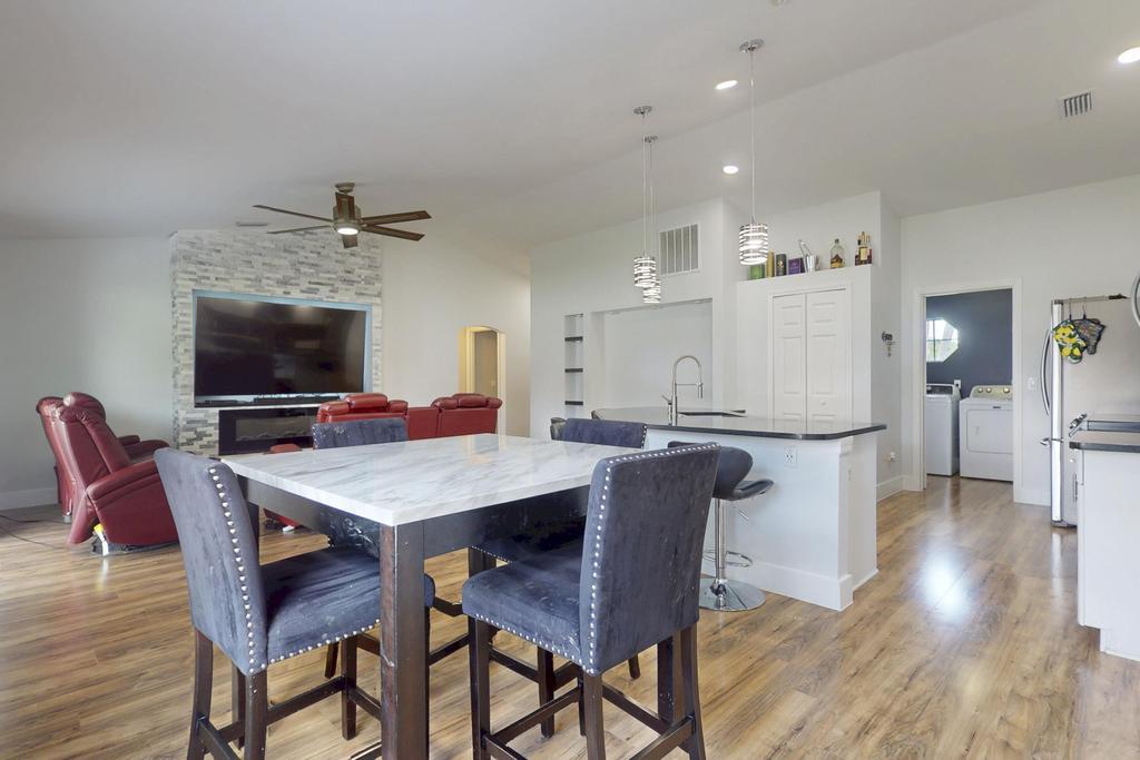 573 SW Cherryhill Road