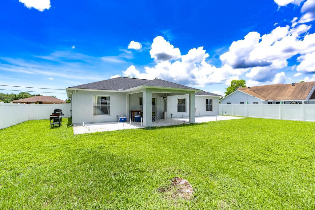 573 SW Cherryhill Road