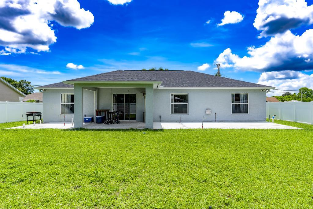 573 SW Cherryhill Road