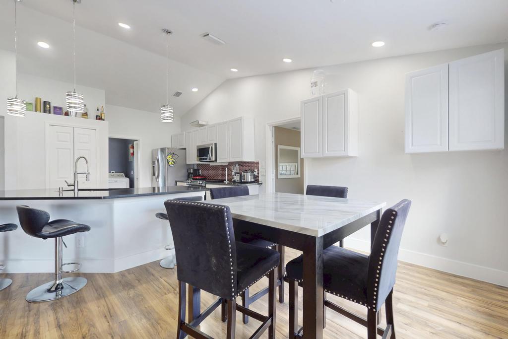 573 SW Cherryhill Road