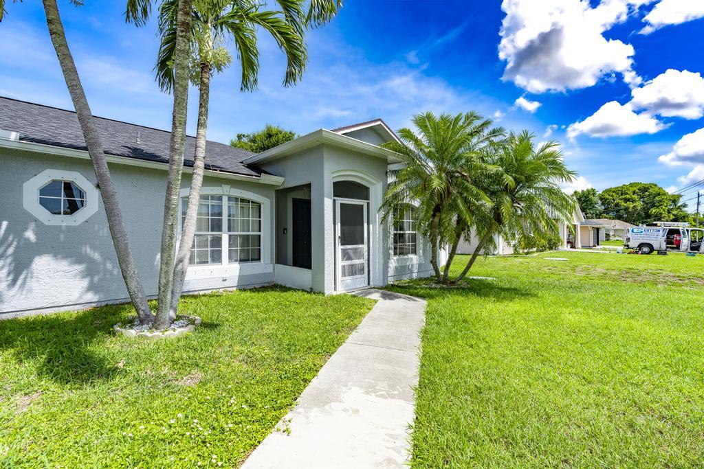 573 SW Cherryhill Road