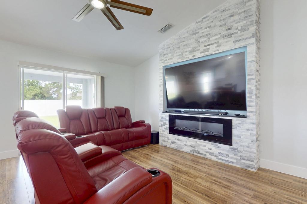 573 SW Cherryhill Road