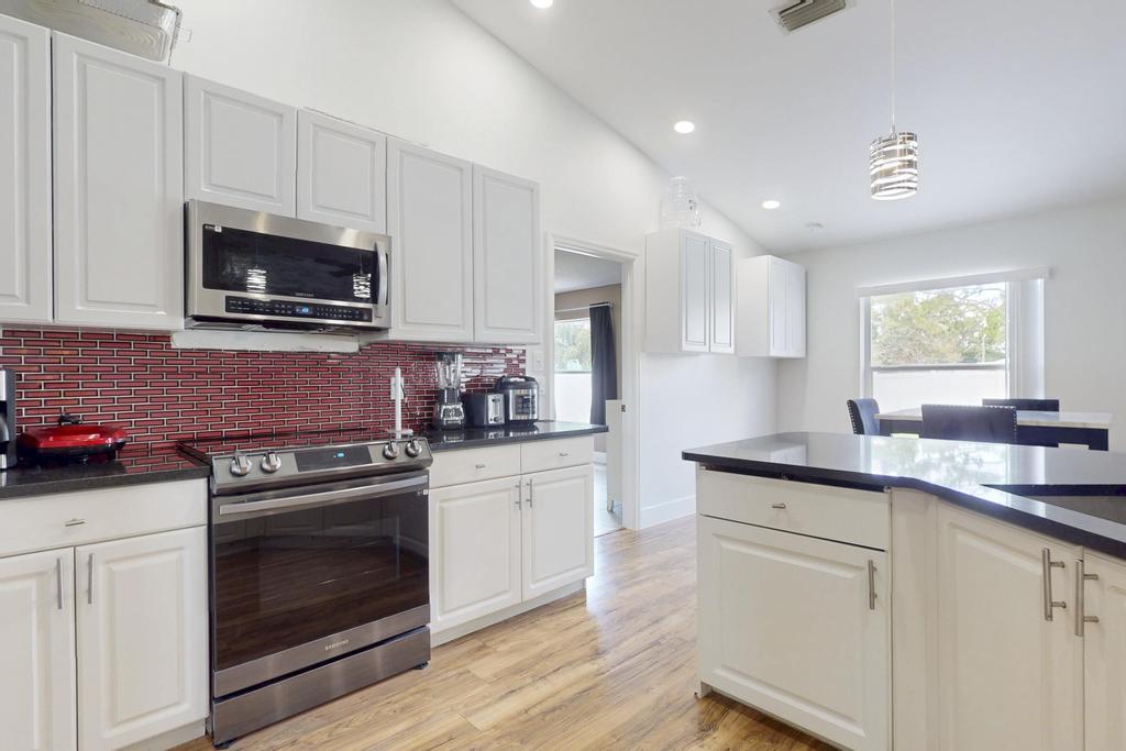 573 SW Cherryhill Road