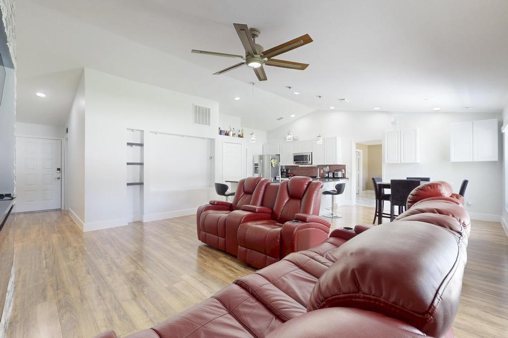 573 SW Cherryhill Road