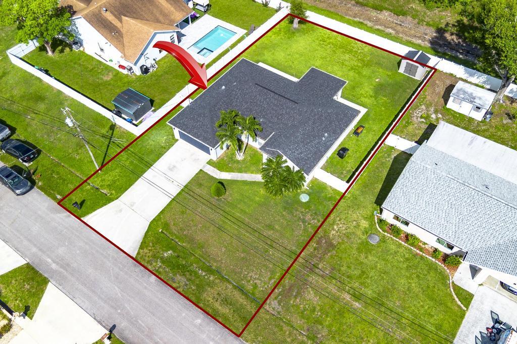 573 SW Cherryhill Road