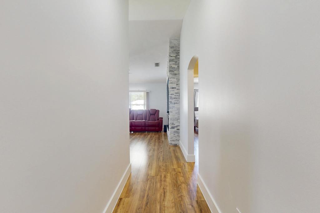 573 SW Cherryhill Road
