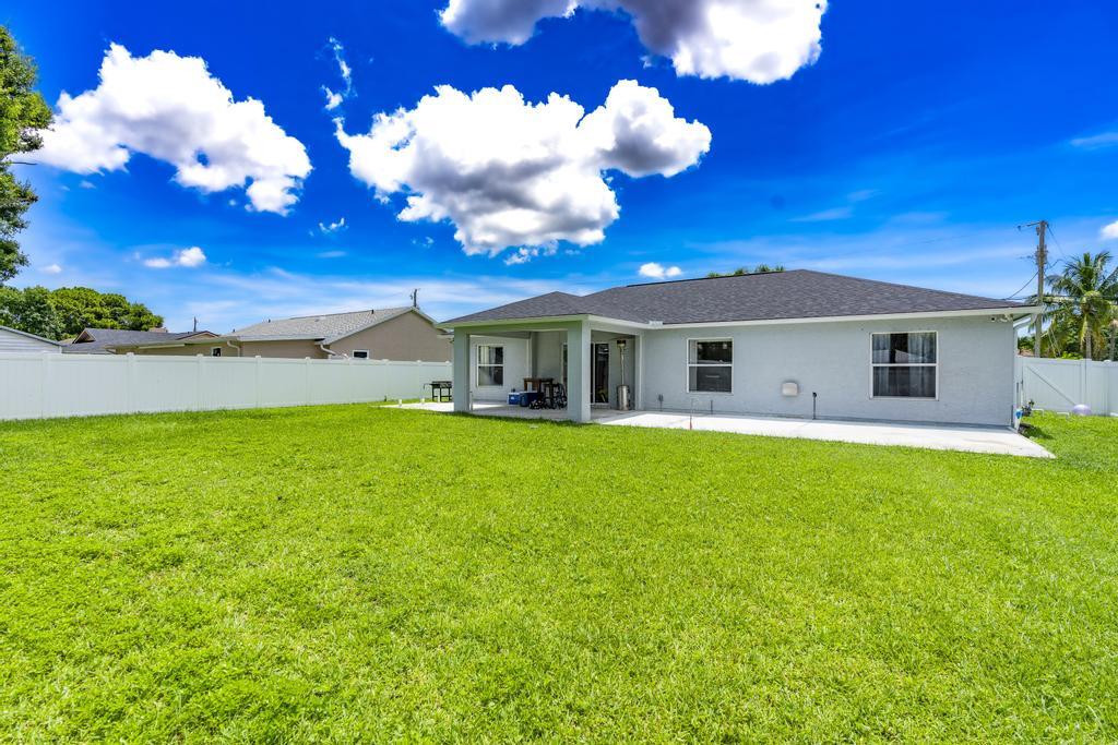 573 SW Cherryhill Road