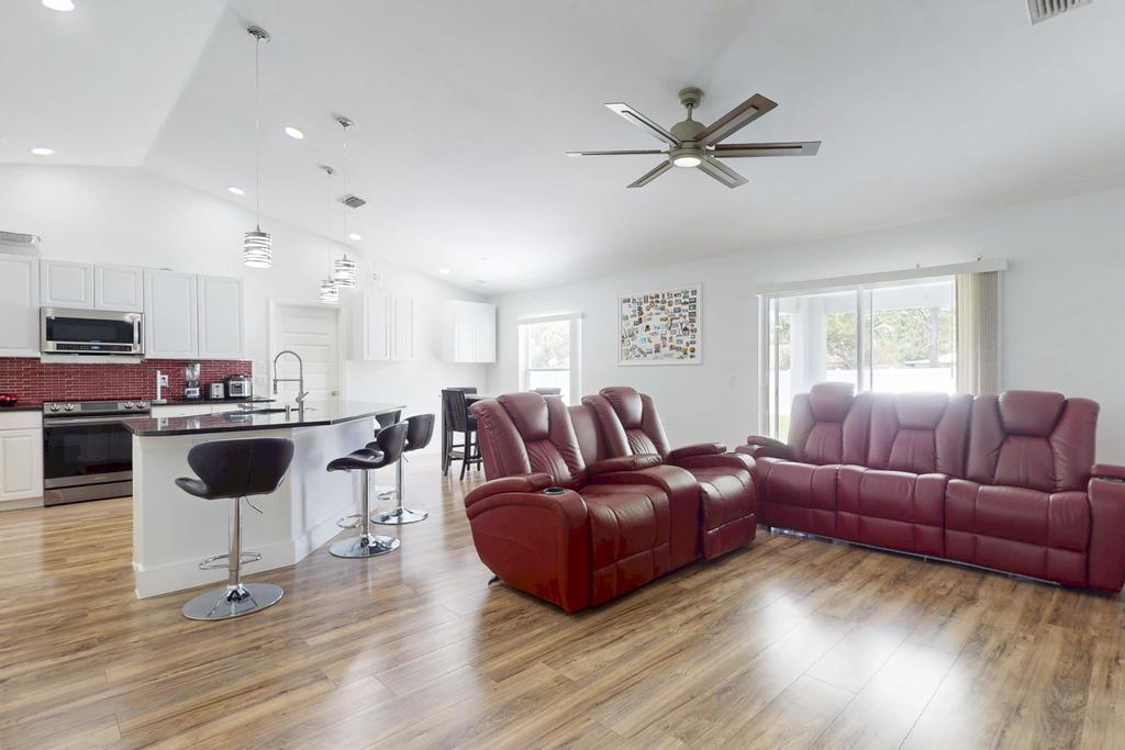 573 SW Cherryhill Road