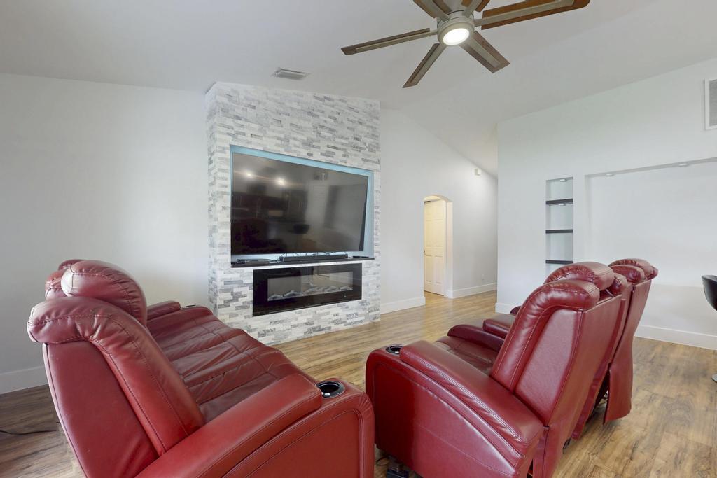 573 SW Cherryhill Road