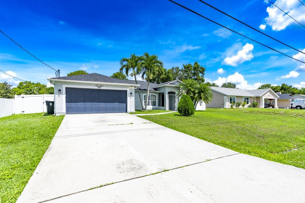 573 SW Cherryhill Road