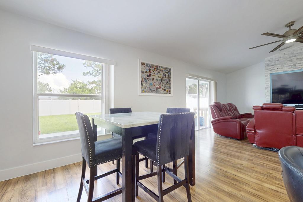 573 SW Cherryhill Road