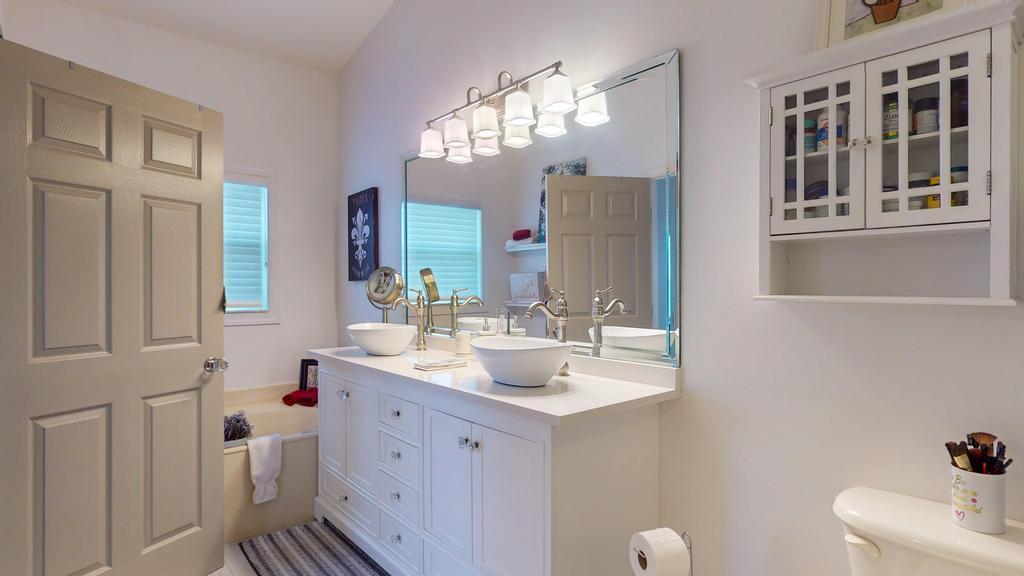 607 NW Whitfield Way