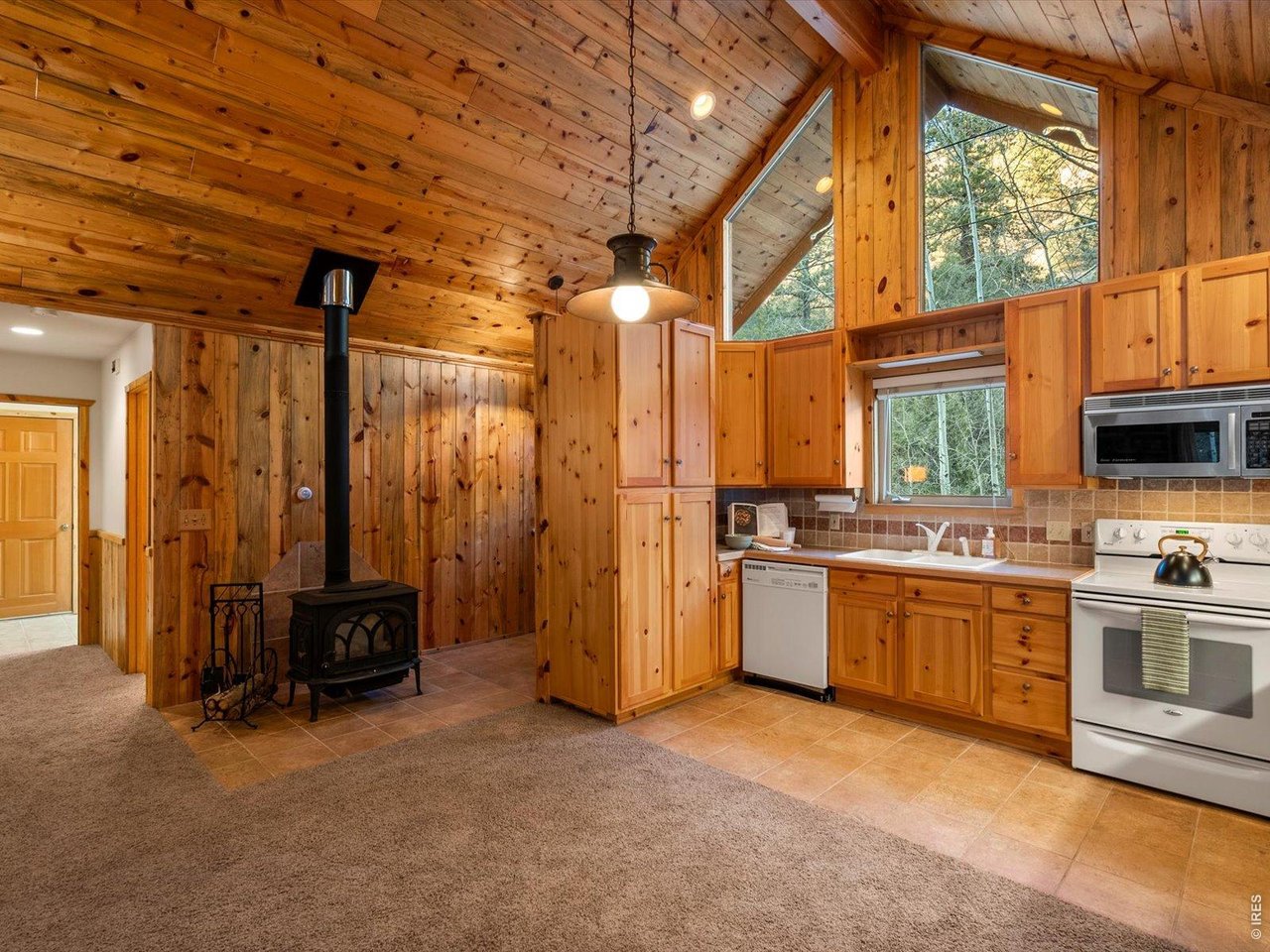 1035 Streamside Dr