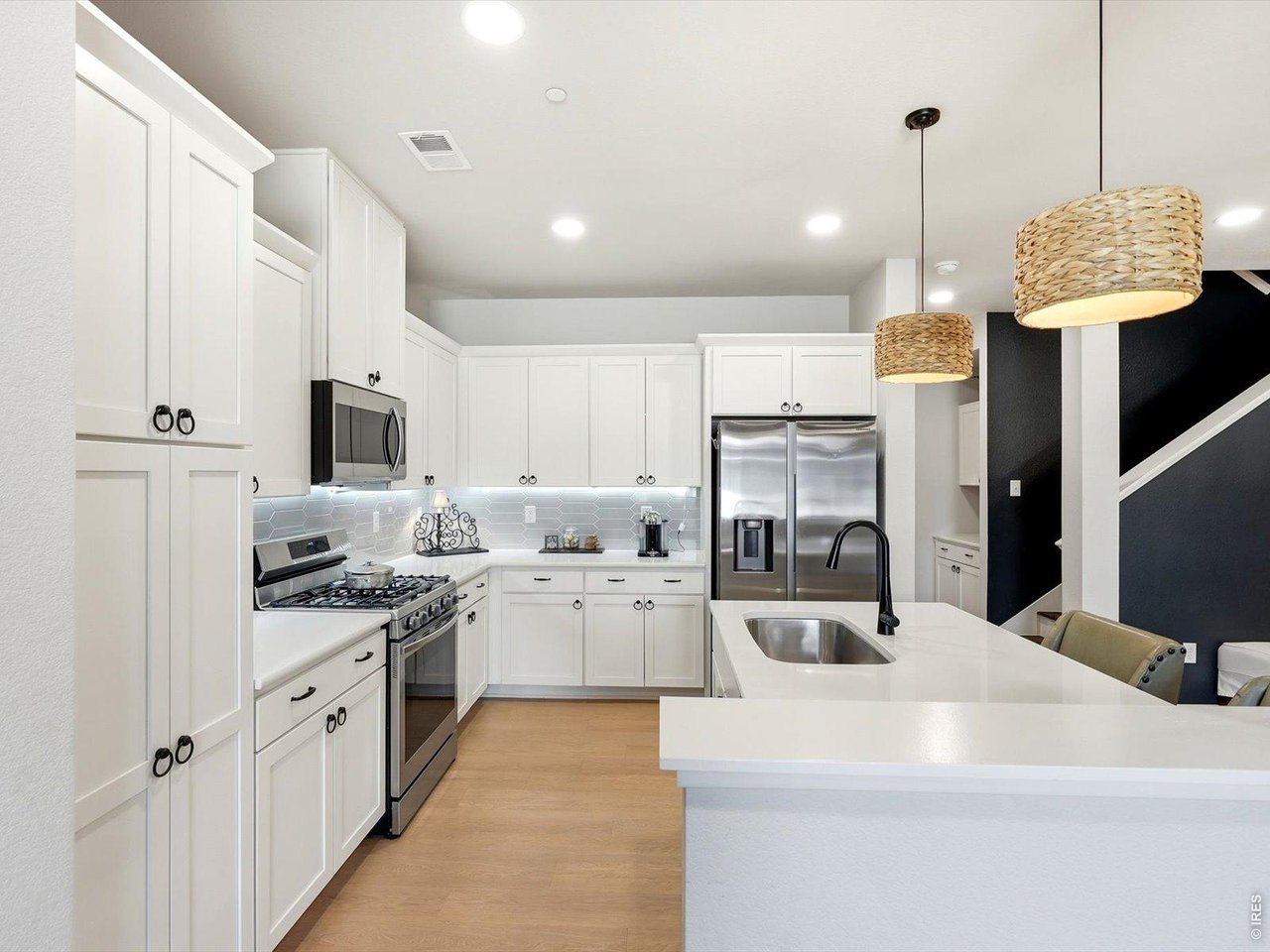 4854 Denys Dr