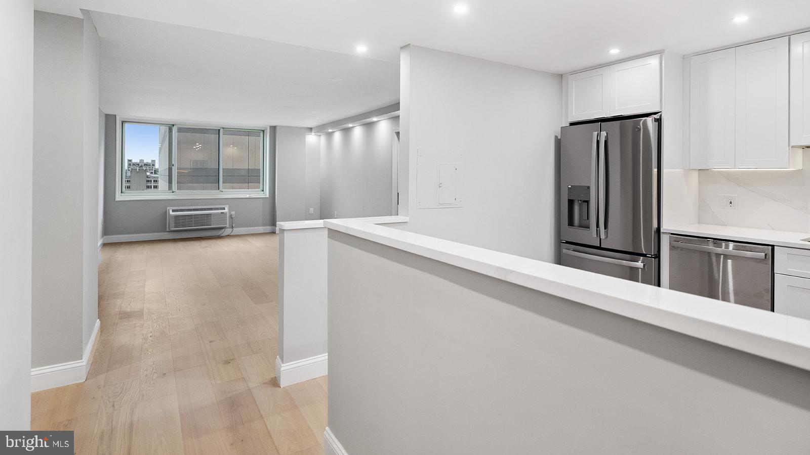 1901 JOHN F KENNEDY BOULEVARD 724-25