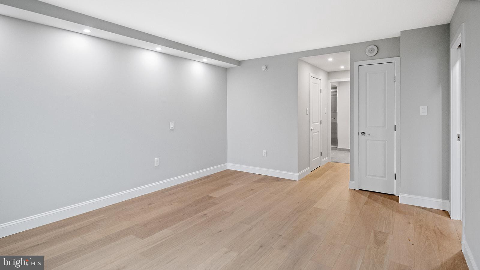 1901 JOHN F KENNEDY BOULEVARD 724-25