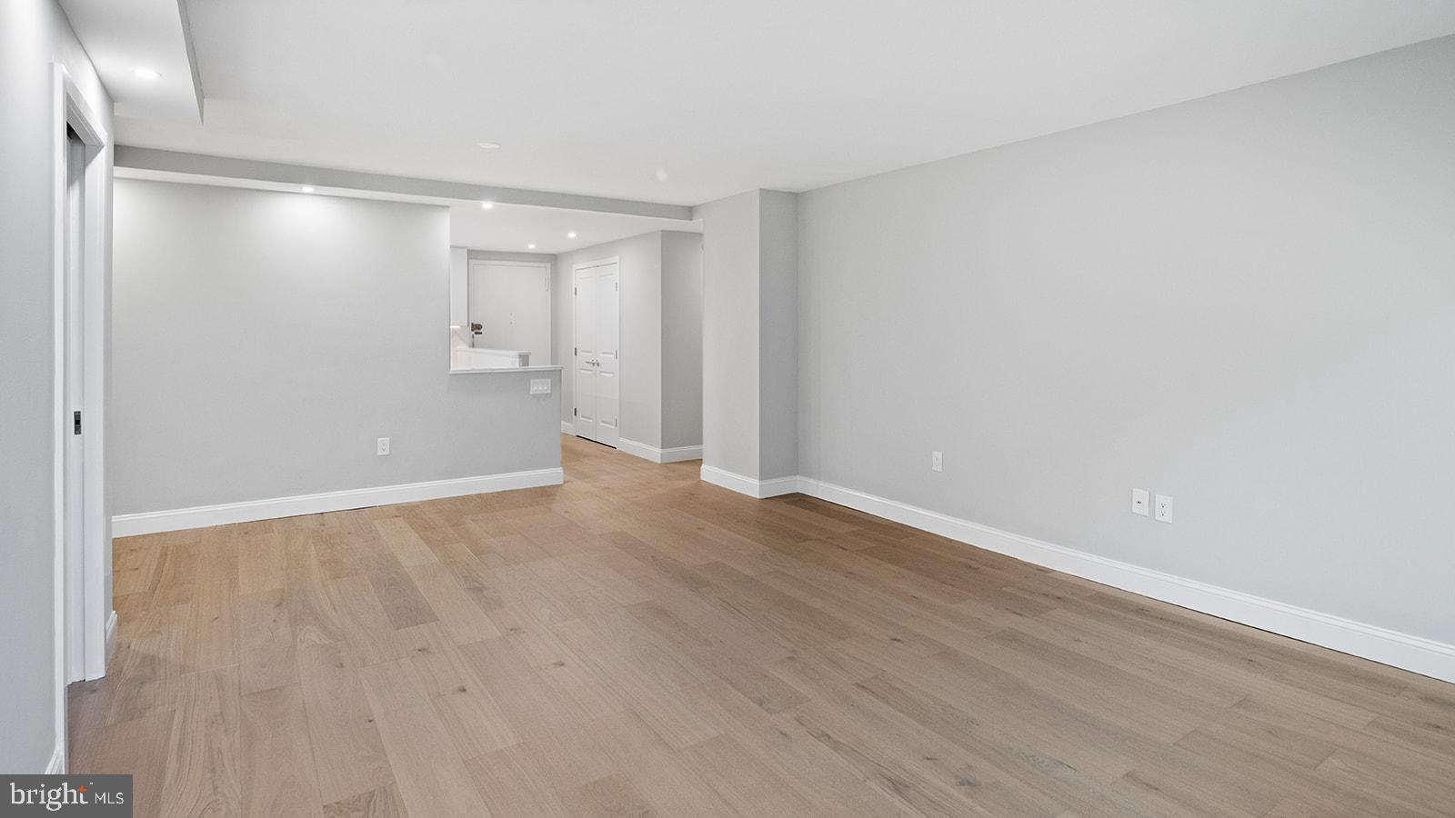 1901 JOHN F KENNEDY BOULEVARD 724-25