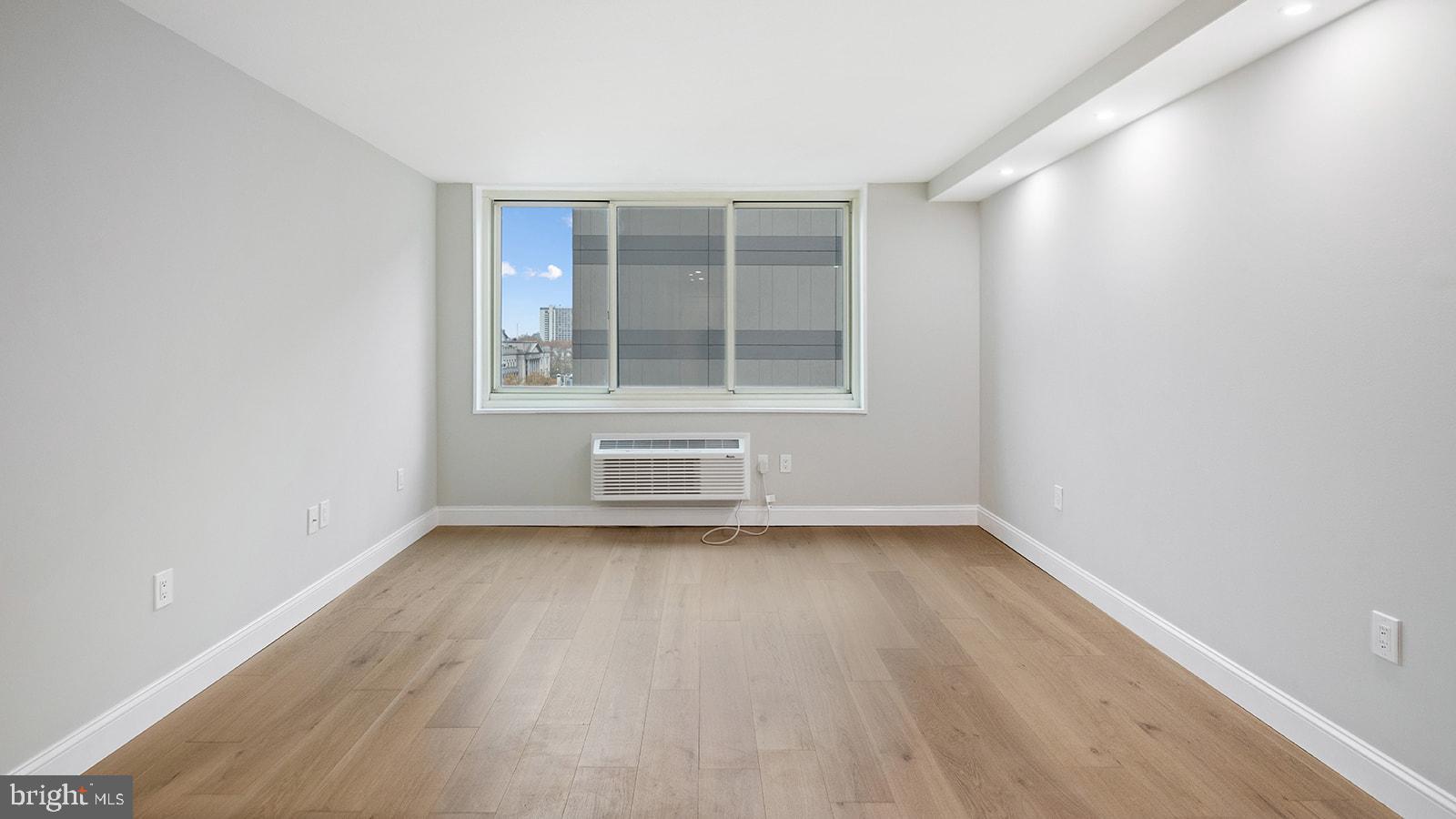 1901 JOHN F KENNEDY BOULEVARD 724-25
