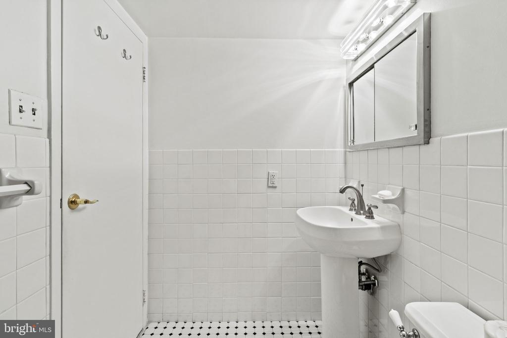 1901 JOHN F KENNEDY BOULEVARD 2808