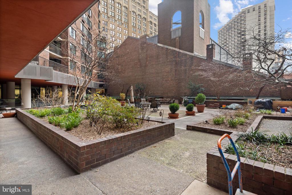 1420 LOCUST STREET 25 F