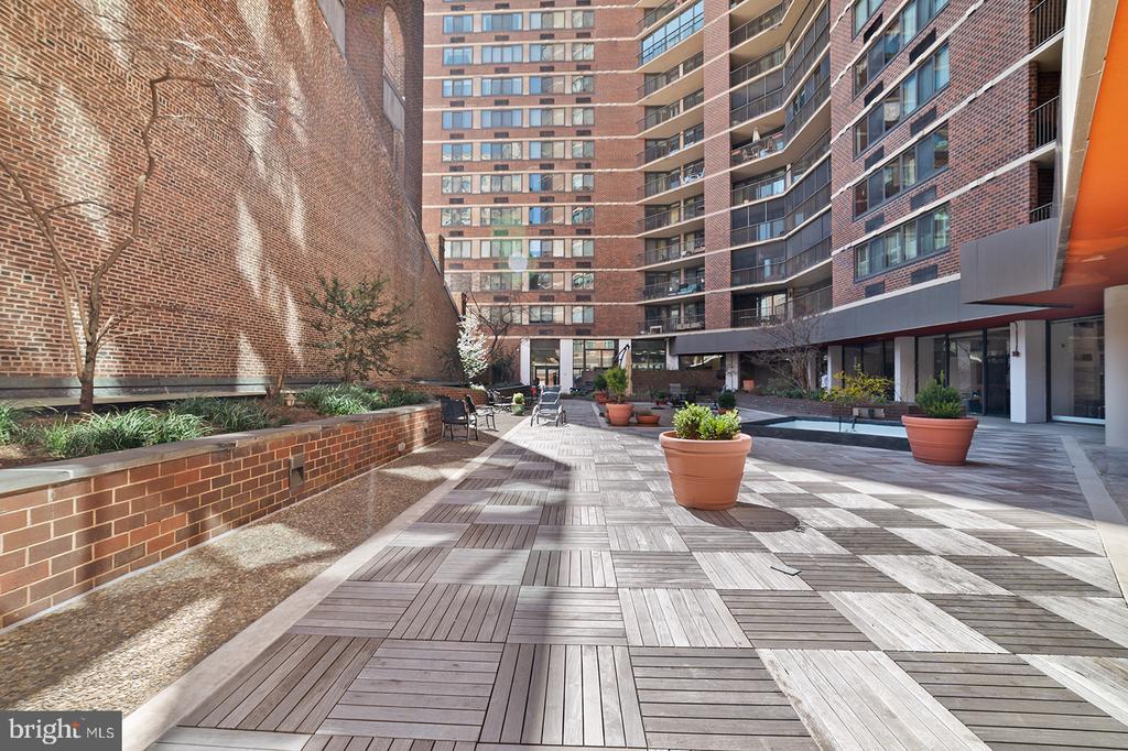 1420 LOCUST STREET 25 F