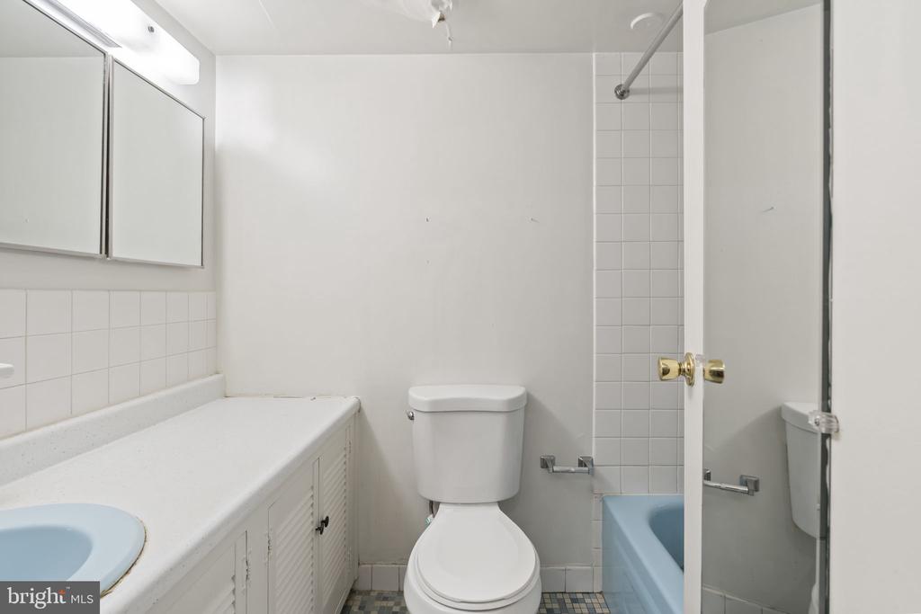1901 JOHN F KENNEDY BOULEVARD 810