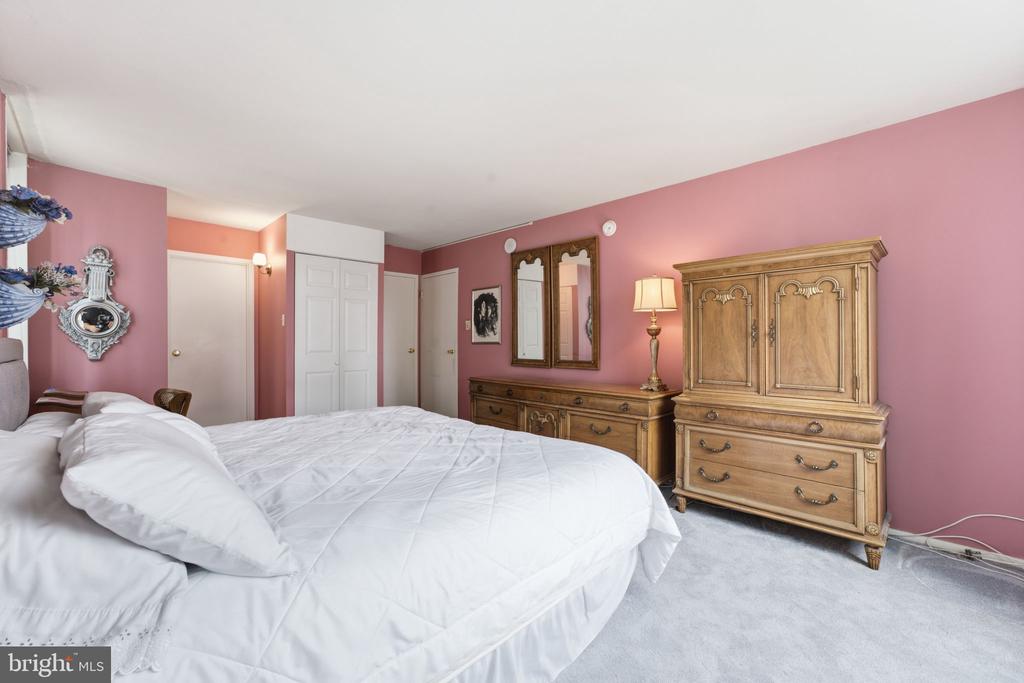 1901 JOHN F KENNEDY BOULEVARD Unit: 906