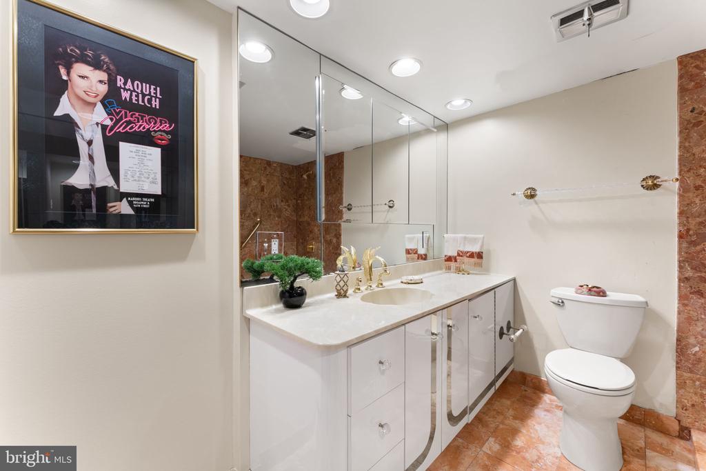 1901 JOHN F KENNEDY BOULEVARD Unit: 2409-10