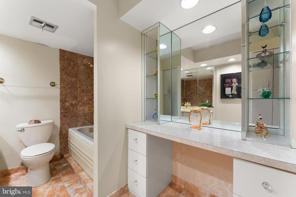 1901 JOHN F KENNEDY BOULEVARD Unit: 2409-10