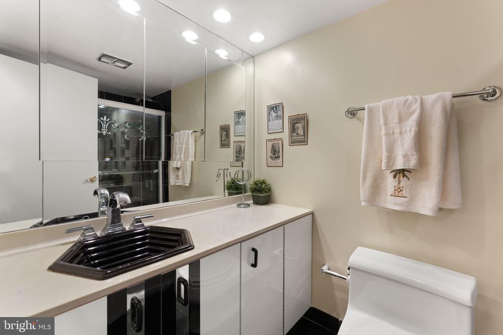 1901 JOHN F KENNEDY BOULEVARD Unit: 2409-10