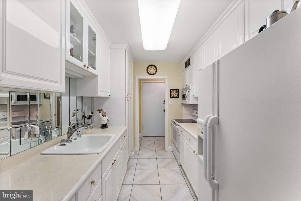 1901 JOHN F KENNEDY BOULEVARD Unit: 2409-10