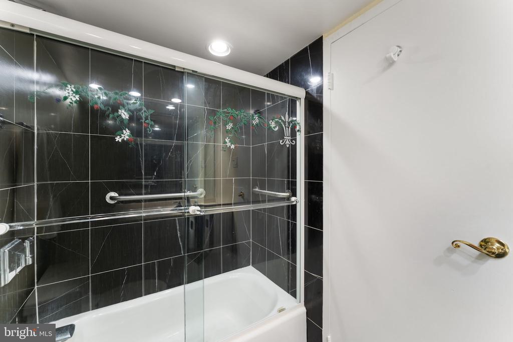 1901 JOHN F KENNEDY BOULEVARD Unit: 2409-10