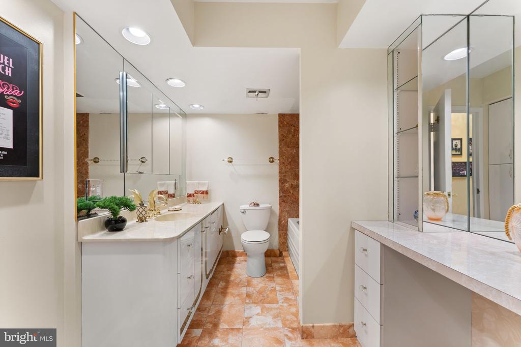 1901 JOHN F KENNEDY BOULEVARD Unit: 2409-10