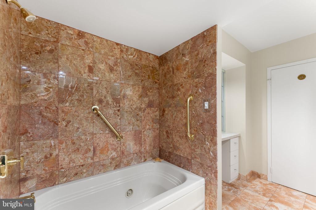 1901 JOHN F KENNEDY BOULEVARD Unit: 2409-10