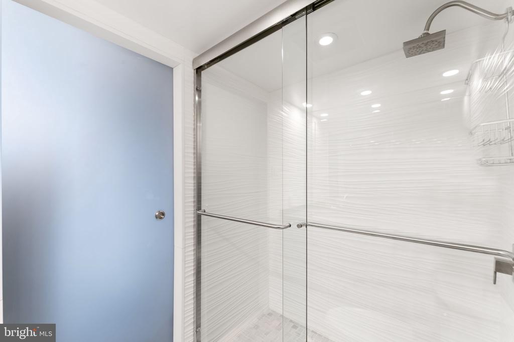 1901 JOHN F KENNEDY BOULEVARD Unit: 2217-18