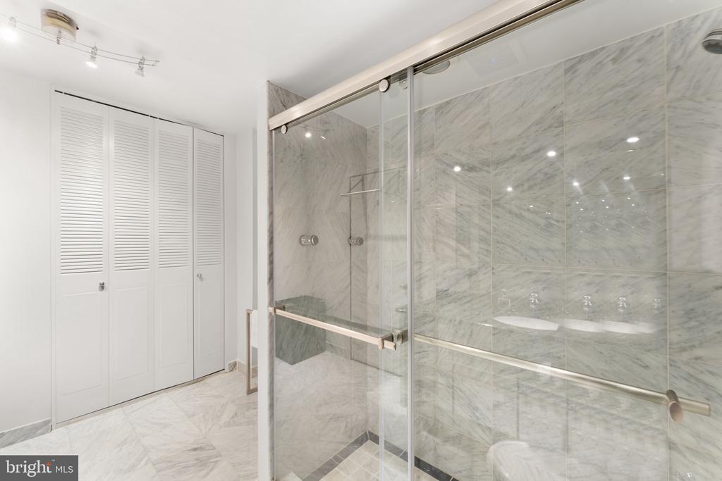 1901 JOHN F KENNEDY BOULEVARD Unit: 2217-18