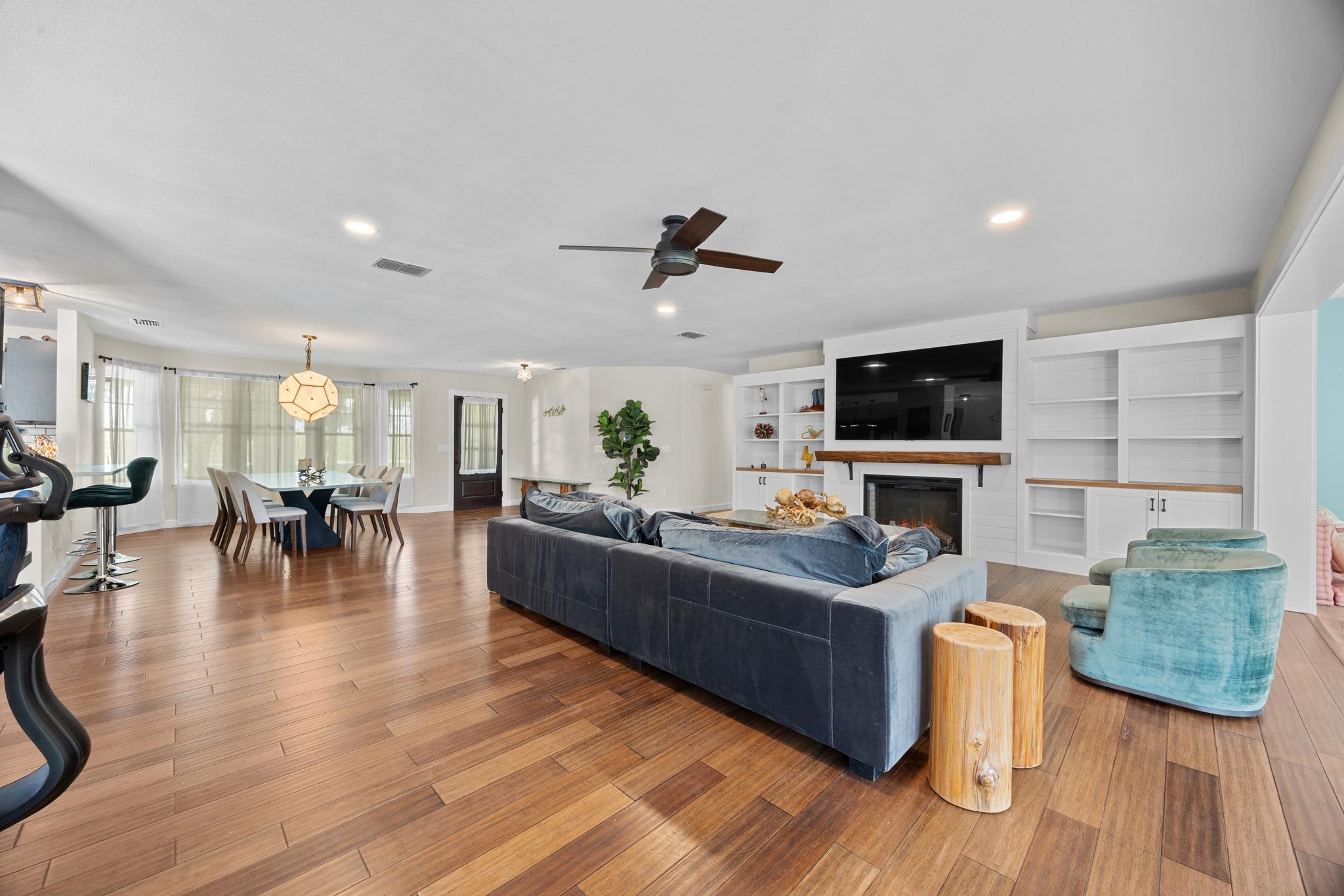 3717 Buck LN