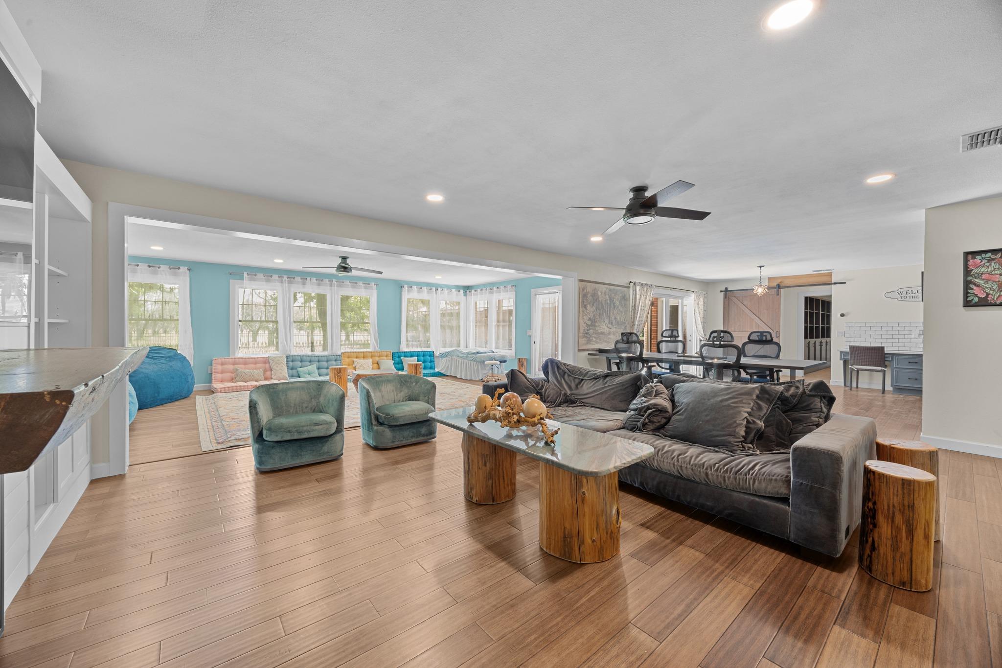 3717 Buck LN