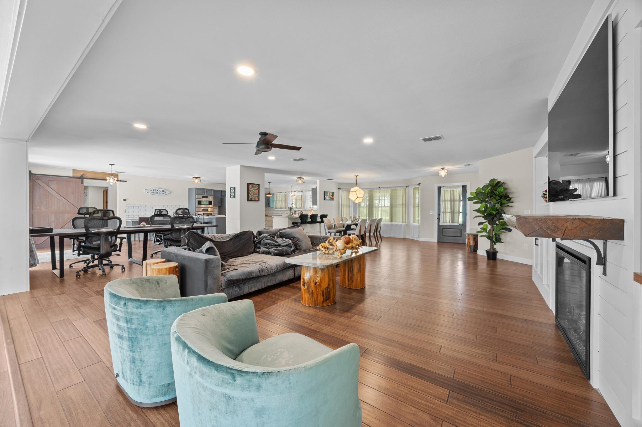 3717 Buck LN
